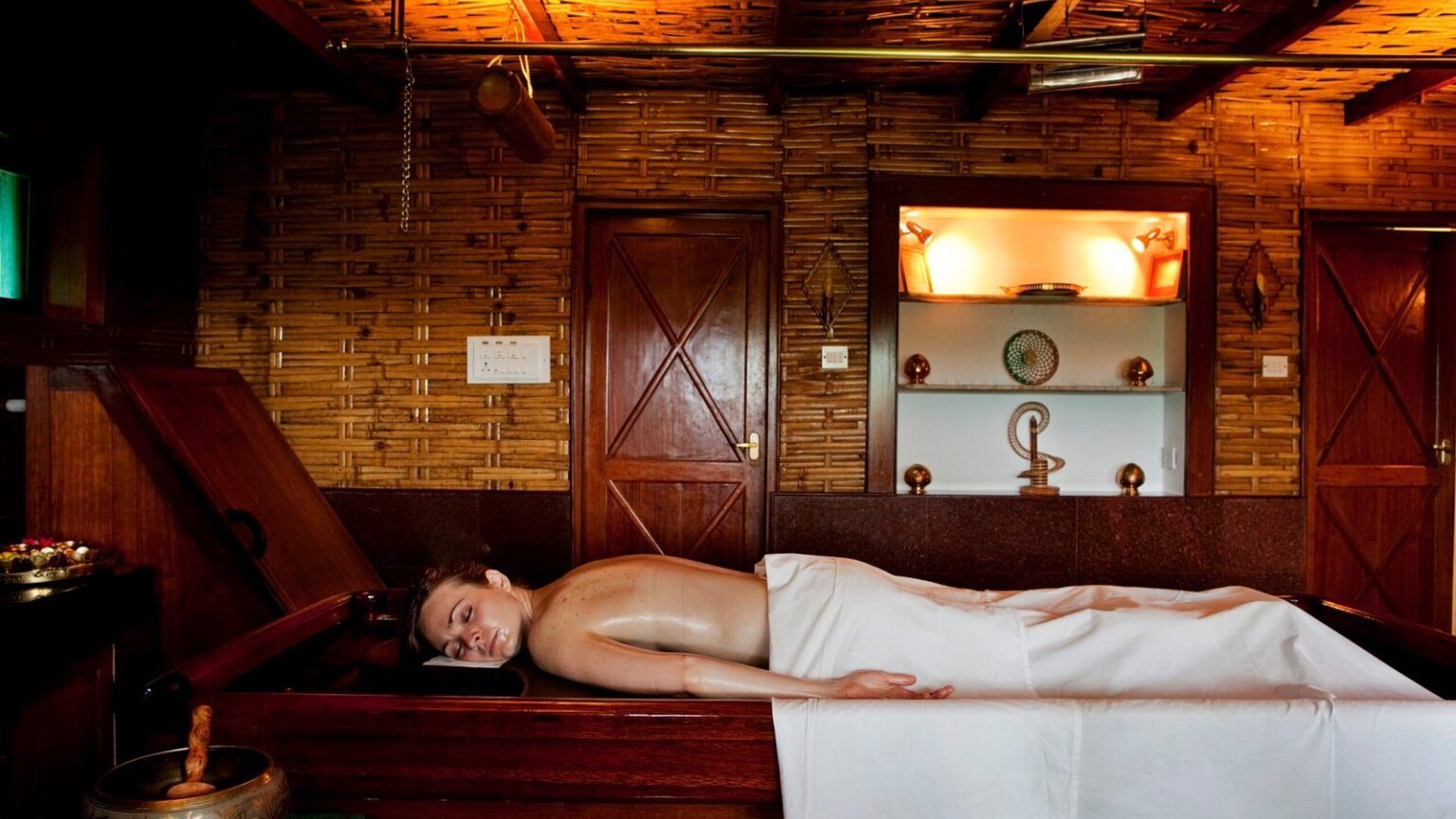 ayurveda-treatment-scaled-1-1536x1024